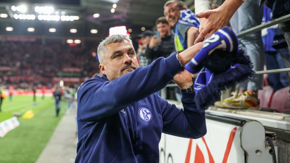 Gemeinsam mit den Fans: Schalke-Trainer Thomas Reis.