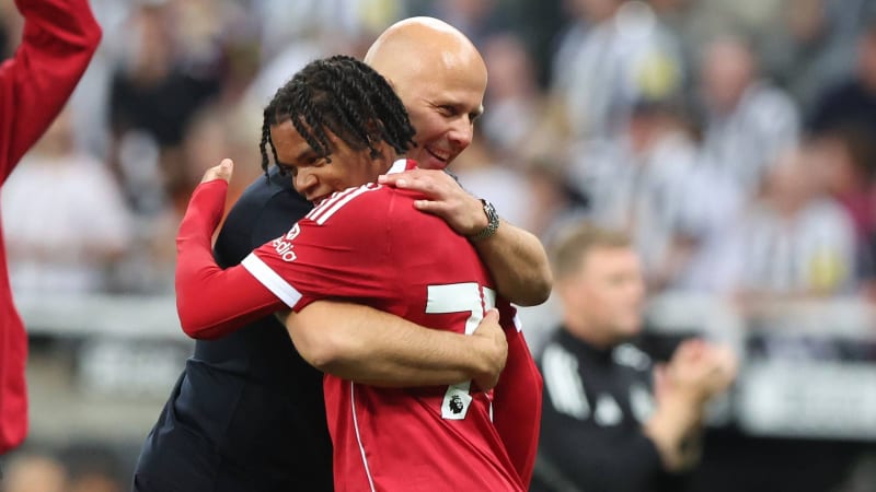 Newcastle Upon Tyne, Inghilterra, 25 agosto 2025. Rio Ngumoha del Liverpool festeggia con l'allenatore Arne Slot dopo la partita di Premier League Newcastle United-Liverpool al St. James Park di Newcastle Upon Tyne. I crediti fotografici devono essere: Nigel Roddis Sportimage. SOLO PER USO EDITORIALE. Vietato l'uso con audio, video, dati, calendari, loghi di campionati o servizi live non autorizzati. L'uso online in partita è limitato a 120 immagini, nessuna emulazione video. Vietato l'uso in scommesse, partite o pubblicazioni di singoli giocatori di campionati. SPI_049_NR_NEWC_LIVE SPI-4089-0048
