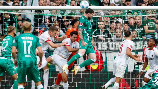 Eine Flanke, ein Kopfball: Oliver Burke schürte plötzlich Gefahr im Freiburger Strafraum.