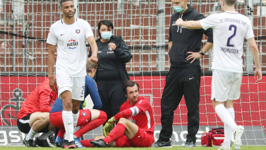 Torwart Martin Männel vom FC Erzgebirge Aue hat sich schwer an der Schulter verletzt.