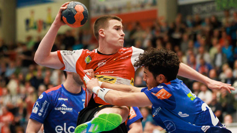 Manuel Zehnder (ThSV Eisenach, 08) im Zweikampf gegen Patrick Volz (HBW Balingen-Weilstetten, 27) HBW Balingen-Weilstetten (HBW) vs. ThSV Eisenach (EIS), Handball, Maenner, Liqui Moly Handball Bundesliga (HBL), 31. Spieltag, Spielzeit 2023 2024, 03.05.2024 HBW Balingen-Weilstetten (HBW) vs. ThSV Eisenach (EIS), Handball, Maenner, Liqui Moly Handball Bundesliga (HBL), 31. Spieltag, Spielzeit 2023 2024, 03.05.2024 Balingen *** Manuel Zehnder ThSV Eisenach, 08 in a duel against Patrick Volz HBW Balingen Weilstetten, 27 HBW Balingen Weilstetten HBW vs ThSV Eisenach EIS , Handball, Men, Liqui Moly Handball Bundesliga HBL , 31 Matchday, Season 2023 2024, 03 05 2024 HBW Balingen Weilstetten HBW vs ThSV Eisenach EIS , Handball, Men, Liqui Moly Handball Bundesliga HBL , 31 Matchday, Season 2023 2024, 03 05 2024 Balingen Copyright: xEibnerxPressefoto OliverxSchmidtx EP_OST