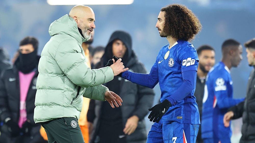 Marc Cucurella hätte Ex-Chelsea-Coach Enzo Maresca (li.) nicht unter der Saison entlassen.