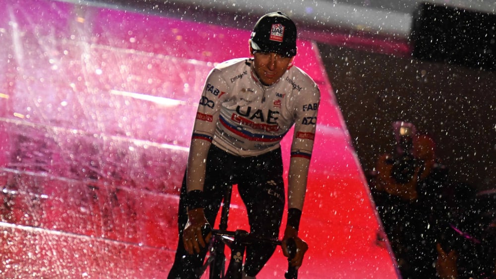 Gilt beim Giro d'Italia als haushoher Favorit: Tadej Pogacar.