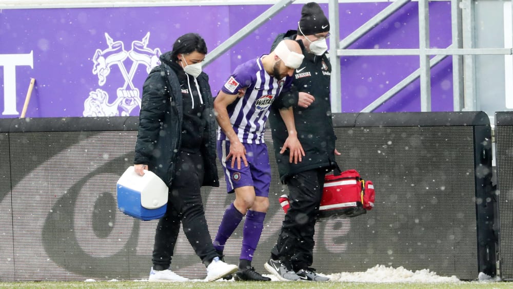 Aues Mittelfeldspieler Philipp Riese erlitt einen Wadenbeinbruch. 