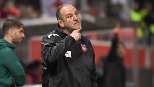 03.10.2024, xemx, Fussball UEFA Conference League, 1.FC Heidenheim - Olimpija Ljubljana emspor, v.l. Cheftrainer Frank Schmidt (1. FC Heidenheim) gibt Anweisungen, gestikuliert mit den Armen, gesticulate, gives instructions (DFL DFB REGULATIONS PROHIBIT ANY USE OF PHOTOGRAPHS as IMAGE SEQUENCES and or QUASI-VIDEO) Heidenheim *** 03 10 2024, xemx, football UEFA Conference League, 1 FC Heidenheim Olimpija Ljubljana emspor, v l head coach Frank Schmidt 1 FC Heidenheim gives instructions, gesticulates with arms, gesticulate, gives instructions DFL DFB REGULATIONS PROHIBIT ANY USE OF PHOTOGRAPHS as IMAGE SEQUENCES and or QUASI VIDEO Heidenheim