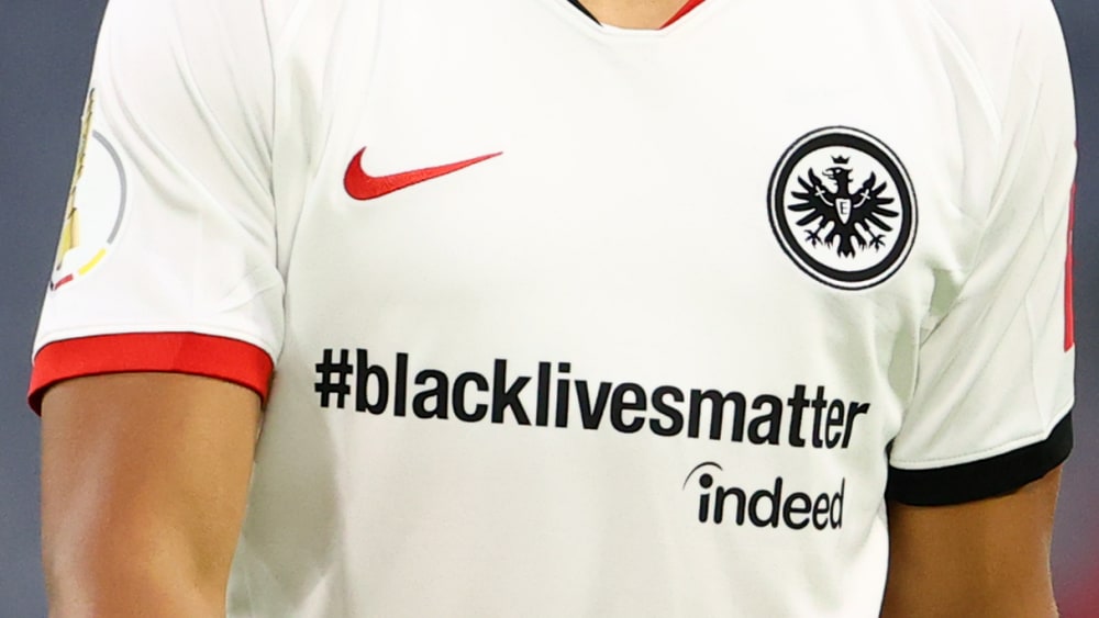Der Schriftzug #blacklivesmatter wird gegen die Bayern auf dem Frankfurter Trikot prangen.