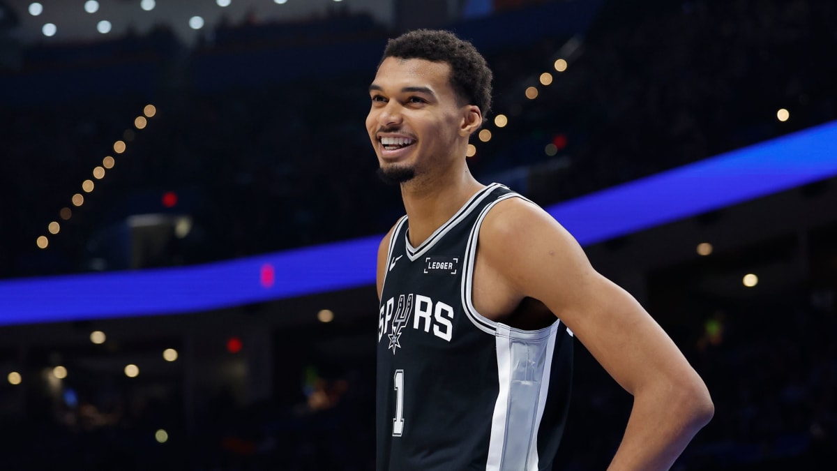 -Taktisch-viel-gelernt-Wembanyama-grinst-und-will-wenig-verraten