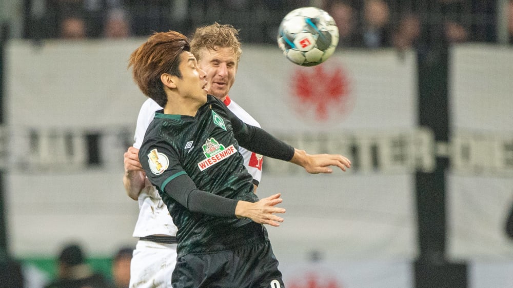 Standen sich noch kurz vor der Unterbrechung im DFB-Pokal gegen&#252;ber: Bremens Yuya Osako gegen Frankfurts Martin Hinteregger.