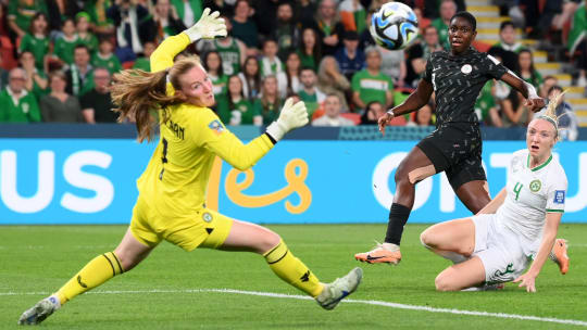 Asisat Oshoala hatte nach 14 Minuten die große Chance zur Führung für Nigeria auf dem Fuß.