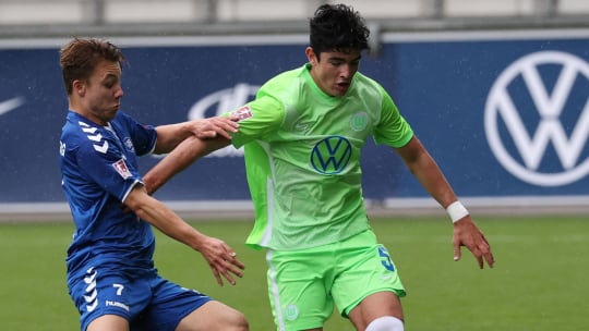 Wolfsburger Talent: Anselmo Garcia MacNulty (re., im Spiel gegen den VfB Oldenburg).