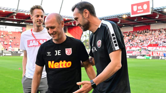 Gut gelaunt vor dem Rückspiel: Wiesbaden-Coach Nils Döring (re.) und Regensburgs Trainer Joe Enochs.