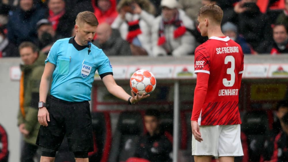 Referee Christian Dingert überlässt dem SC Freiburg nach den Wechselwirren den Ball - nun ist das DFB-Sportgericht am Zug.
