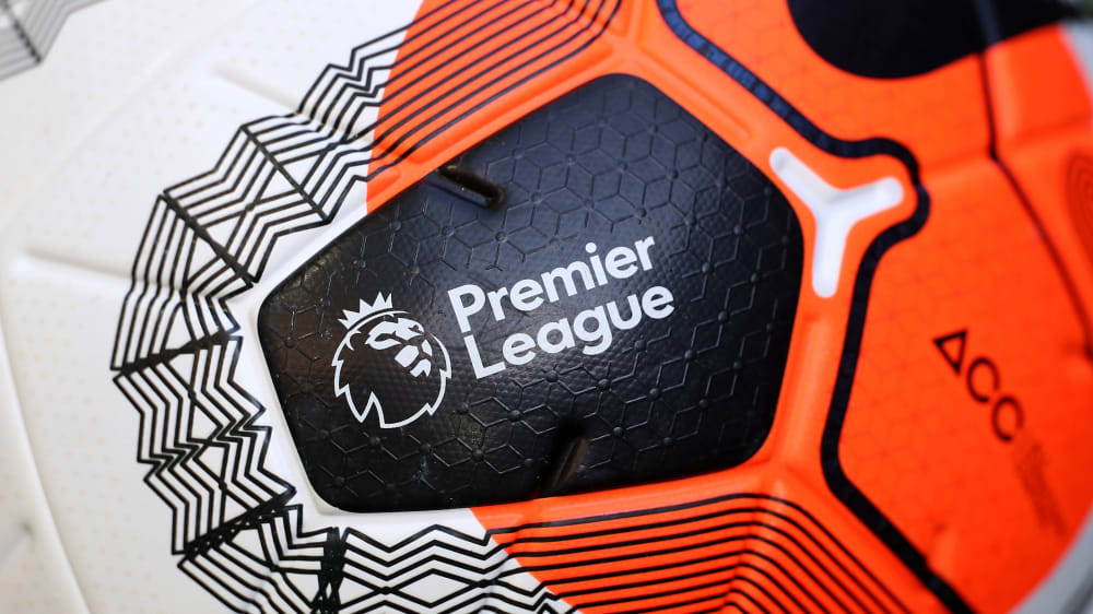 Ein Ball mit dem Premier-League-Logo.