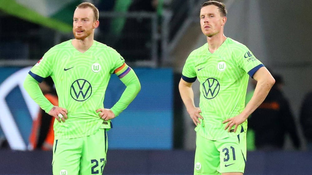 Fragende Blicke: Die Wolfsburger Maximilian Arnold (l.) und Yannick Gerhardt erlebten den Anpfiff gegen Bremen von der Bank aus.