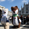 Die Maskottchen Tina und Milo posieren vor dem Mailänder Dom.