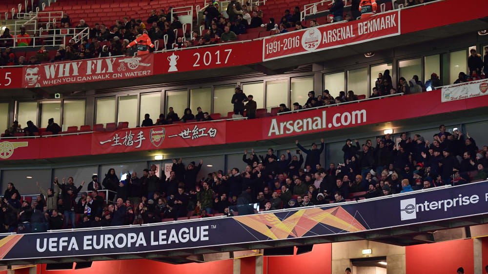 Einige fanden doch einen Weg ins Stadion: Eintracht-Fans bejubeln den 2:1-Erfolg &#252;ber Arsenal.