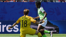 Asisat Oshoala umkurvt Torfrau Min-Jeon Kim und erzielt das vorentscheidende 2:0 für Nigeria
