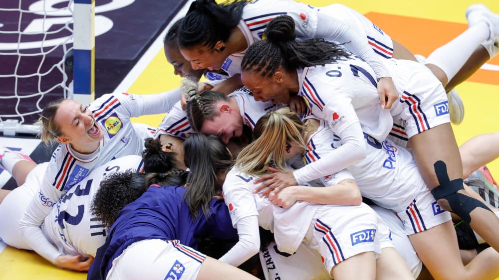 Frankreich jubelt nach dem Sieg im Finale der Handball-WM der Frauen über den Titel.