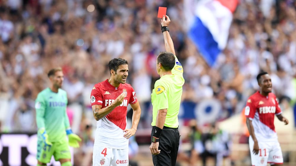 Szene des Spiels: Cesc Fabregas sieht nach einer halben Stunde die Rote Karte.