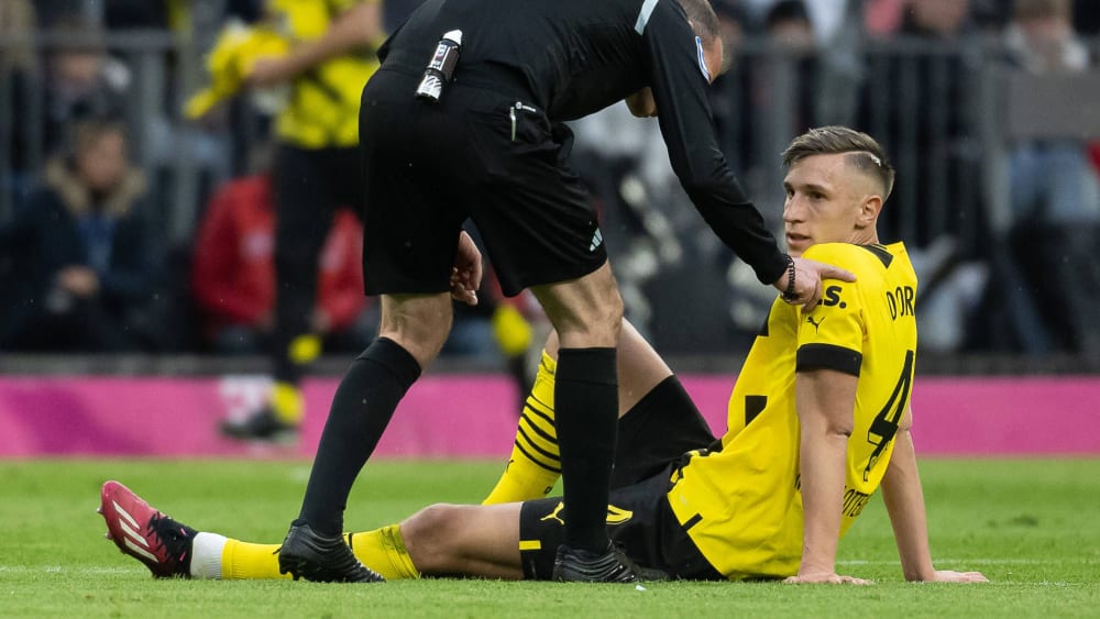 Verletzte sich im Topspiel in München: Dortmunds Nico Schlotterbeck.