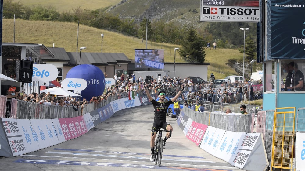 Simon Yates jubelt &#252;ber seinen Sieg auf der 5. Etappe von Tirreno-Adriatico.