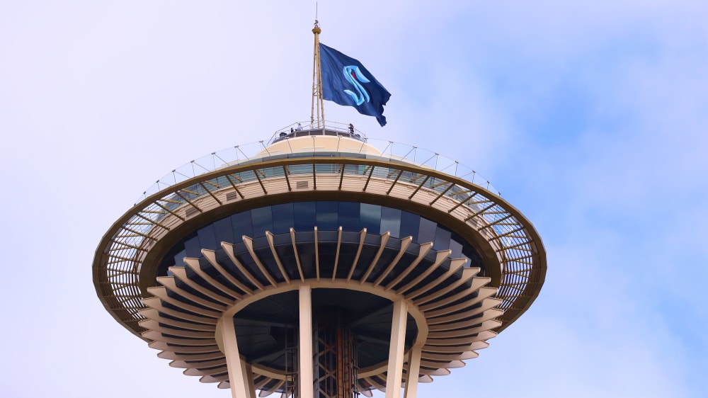 Fahne gehisst: Das Logo des Seattle Kraken auf der Space Needle. 