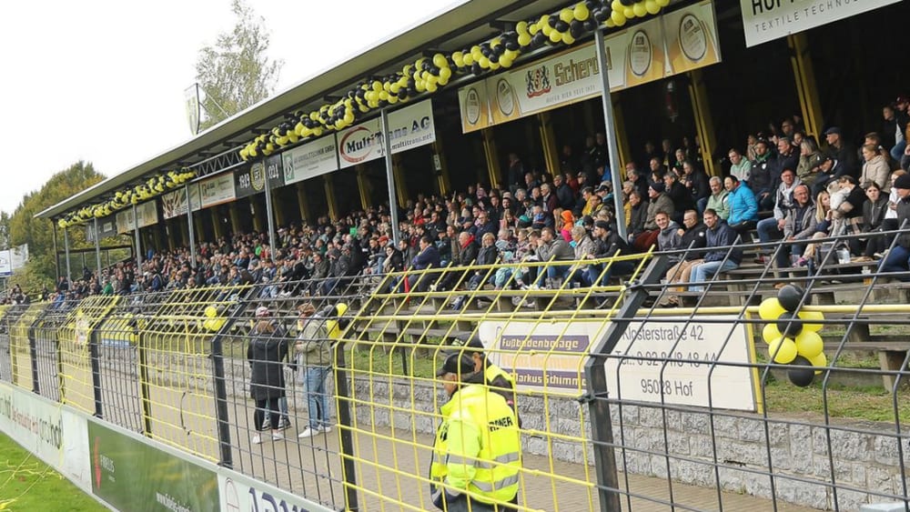Ein Schmuckstück aus Holz: Die Tribüne im Stadion Grüne Au von Bayern Hof.