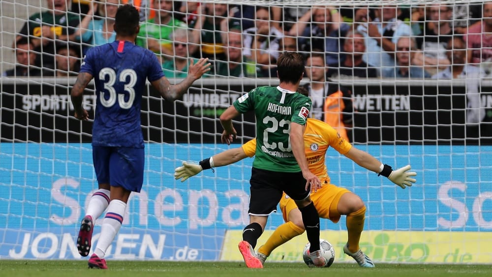 Durch die Hosentr&#228;ger zum Erfolg: Jonas Hofmann trifft zum 2:0 gegen den FC Chelsea.