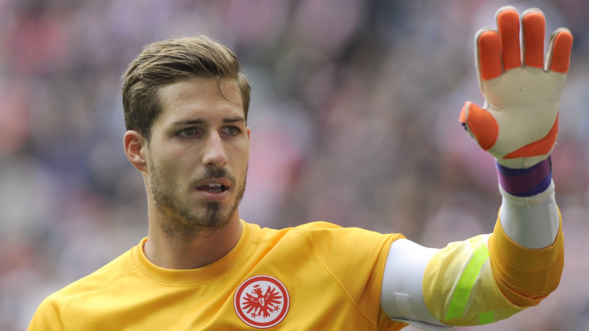 Kevin Trapp winkt im Trikot von Eintracht Frankfurt