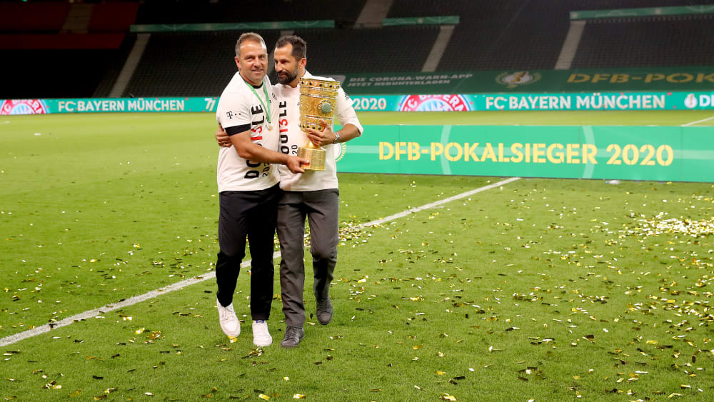 Umarmung zu dritt: Hansi Flick, Hasan Salihamidzic und der DFB-Pokal.