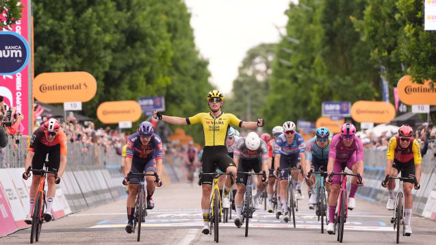 Der Niederländer Olav Kooij bei der Zieleinfahrt zum Sieg der 12. Etappe des Giro d'Italia.