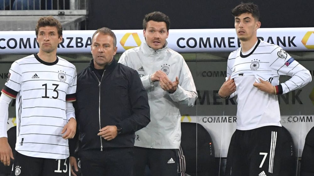 Co-Trainer Danny Röhl (2. v. r.) neben Chefcoach Hansi Flick und Thomas Müller (li.) sowie Kai Havertz.