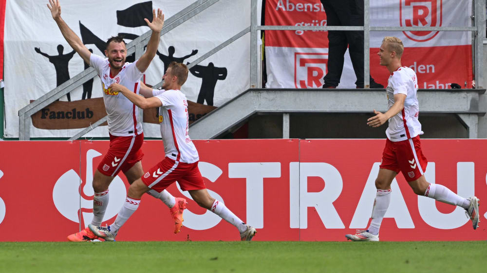 Jubelt nach seinem Siegtor im Pokal gegen den VfL Bochum: Regensburgs Florian Ballas (li.).