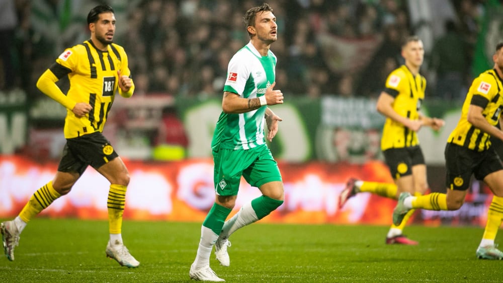 Bremens Maximilian Philipp bei seinem Debüt für Bremen, links Dortmunds Emre Can.