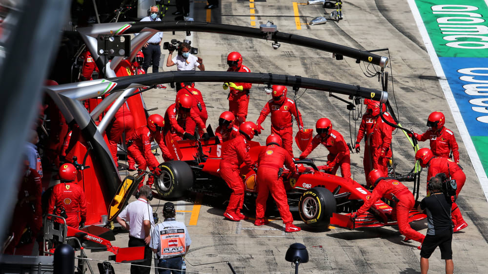 Sebastian Vettel wird in die Garage geschoben.