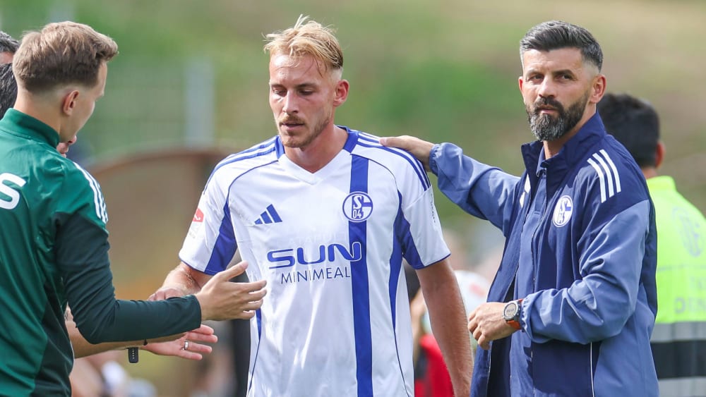 Timo Becker ist eine zentrale Figur in der Abwehr von Trainer Miron Muslic (re).