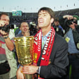 Der VfB hat das Pokal-Finale gegen Cottbus gewonnen: Coach Joachim Löw strahlt mit der Trophäe.