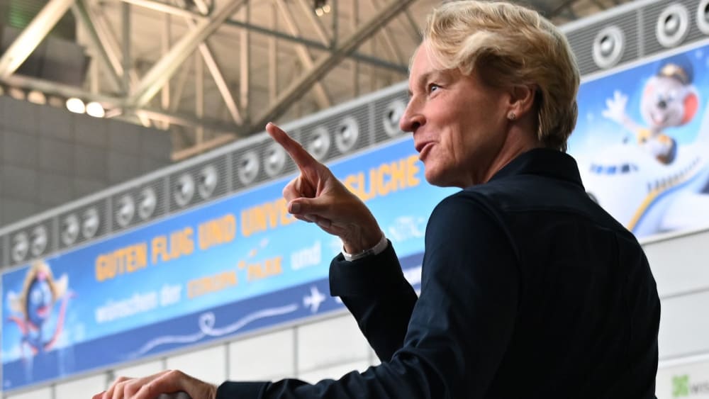 Gut angekommen: Bundestrainerin Martina Voss-Tecklenburg und die DFB-Frauen landeten in Australien.