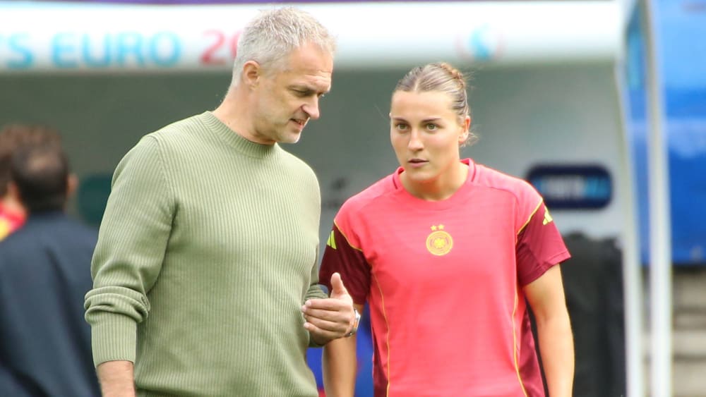 Verteidigerin Verteidigerin Carlotta Wamser und Bundestrainer Christian Wück.