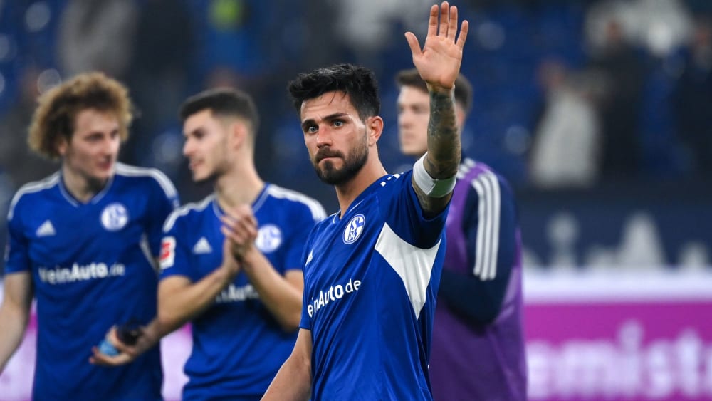 Schalkes Chef-Kapitän Danny Latza könnte die Binde verlieren.