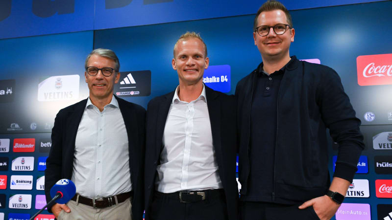 v.re., Andre Hechelmann (Sportdirektor FC Schalke 04), AndrÃ Hechelmann, Karel Geraerts (Cheftrainer FC Schalke 04), Peter Knäbel (Sportvorstand Schalke 04) 09.10.2023, Fussball GER, Saison 2023 2024, 2. Bundesliga, Pressekonferenz FC Schalke 04, Vorstellung des neuen Cheftrainers Gelsenkirchen Presseraum Veltins Arena Nordrhein Westfalen Deutschland *** v re , Andre Hechelmann sport director FC Schalke 04 , AndrÃ Hechelmann, Karel Geraerts head coach FC Schalke 04 , Peter Knäbel sports director Schalke 04 09 10 2023, football GER, season 2023 2024, 2 Bundesliga, press conference FC Schalke 04, presentation of the new head coach Gelsenkirchen press room Veltins Arena Nordrhein Westfalen Germany Team2