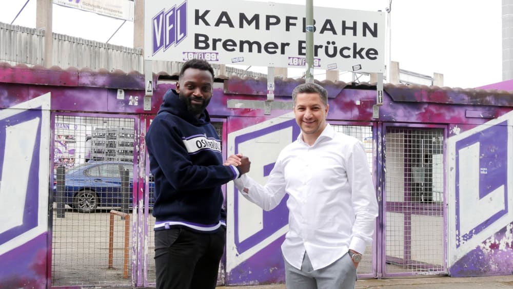 Paterson Chato (l.) und VfL-Sportdirektor Amir Shapourzadeh.