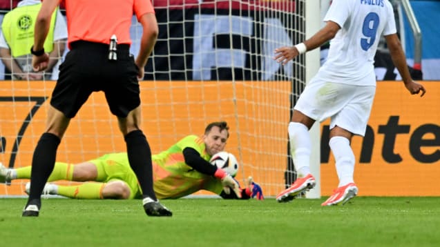 Szene mit Folgen: Manuel Neuer verspringt der Ball unmittelbar vor dem 0:1 gegen Griechenland.