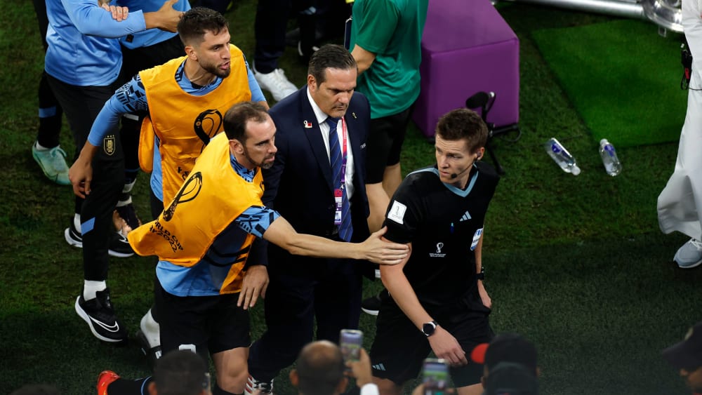 Attackiert: Uruguays Spieler gehen Referee Daniel Siebert an.