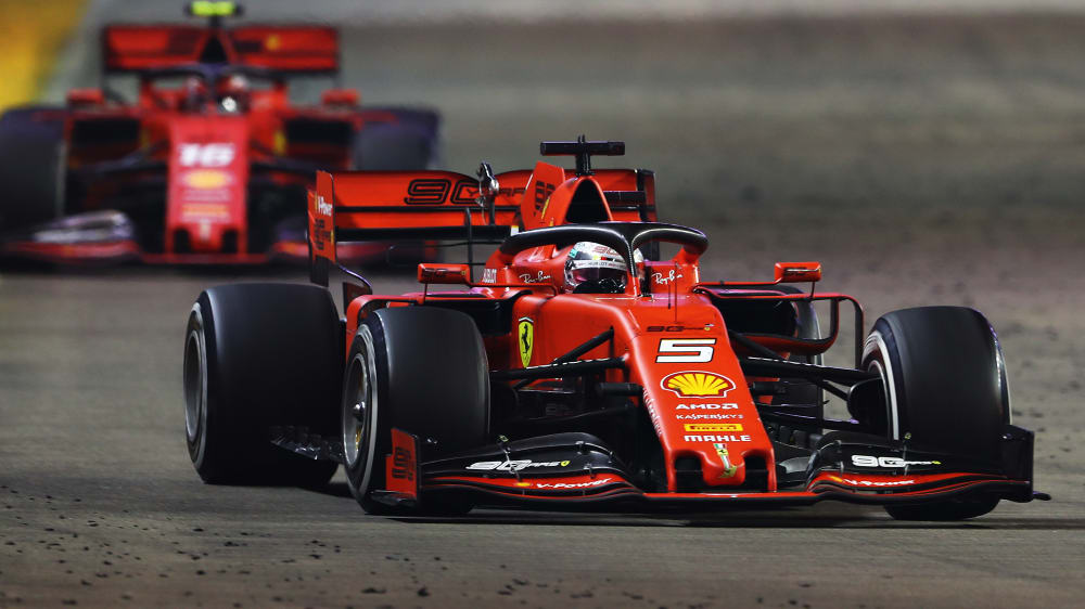 Sebastian Vettel vor Charles Leclerc.