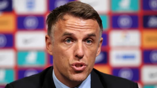 Steht in der Kritik und soll offenbar in diesem Sommer weichen: Englands Frauen-Nationalcoach Phil Neville.