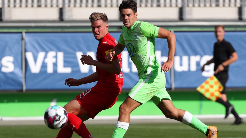 Wolfsburg Matchwinner Josip Brekalo gegen Kiels Simon Lorenz.