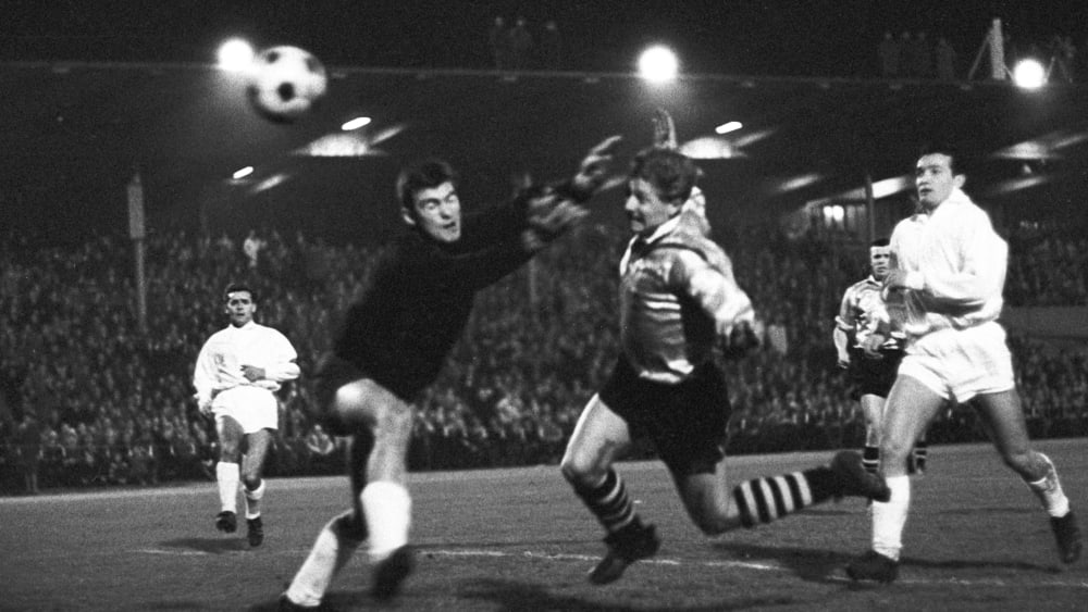 Eines von zw&#246;lf Toren im Duell Borussia Dortmund gegen den 1. FC Kaiserslautern am 16. November 1963.