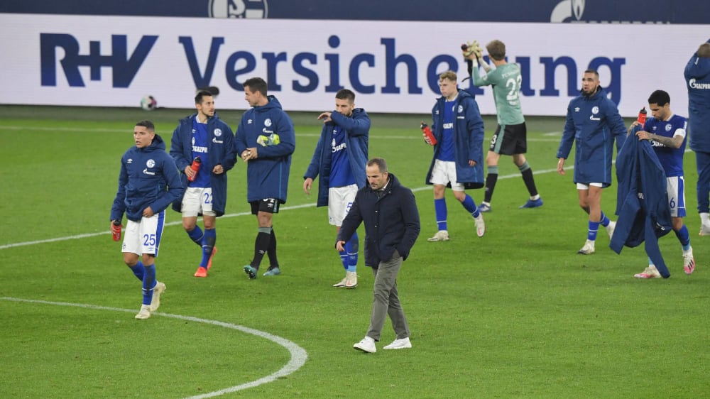 Wieder nicht gewonnen: Die Schalker Profis und Trainer Manuel Baum nach dem 1:1 gegen Union Berlin.