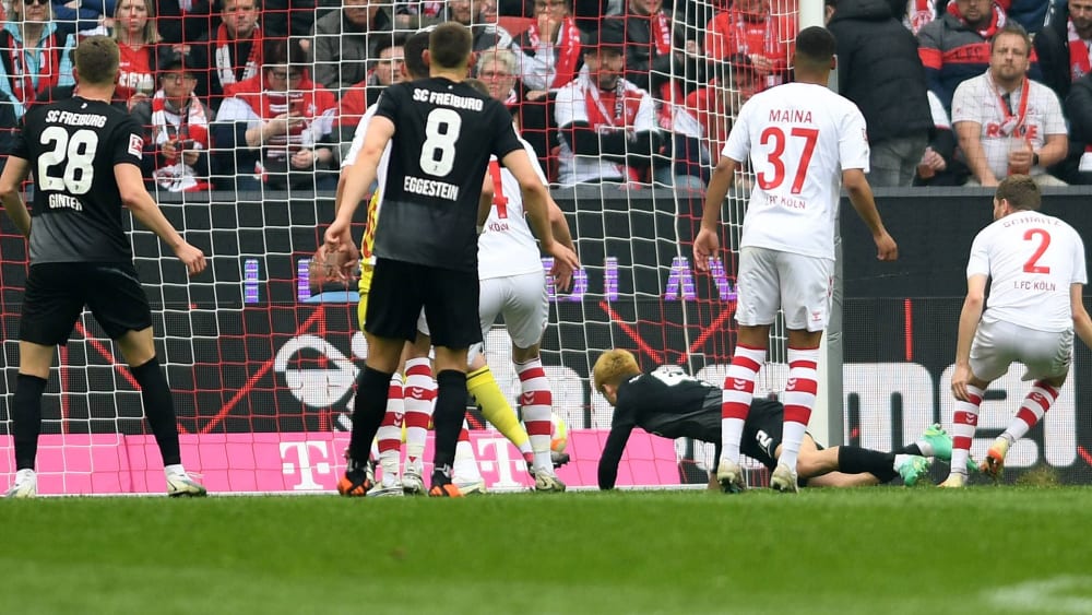 Knapp oberhalb der Grasnarbe: Ritsu Doan (re.) erzielte das 1:0 gegen den 1. FC Köln.